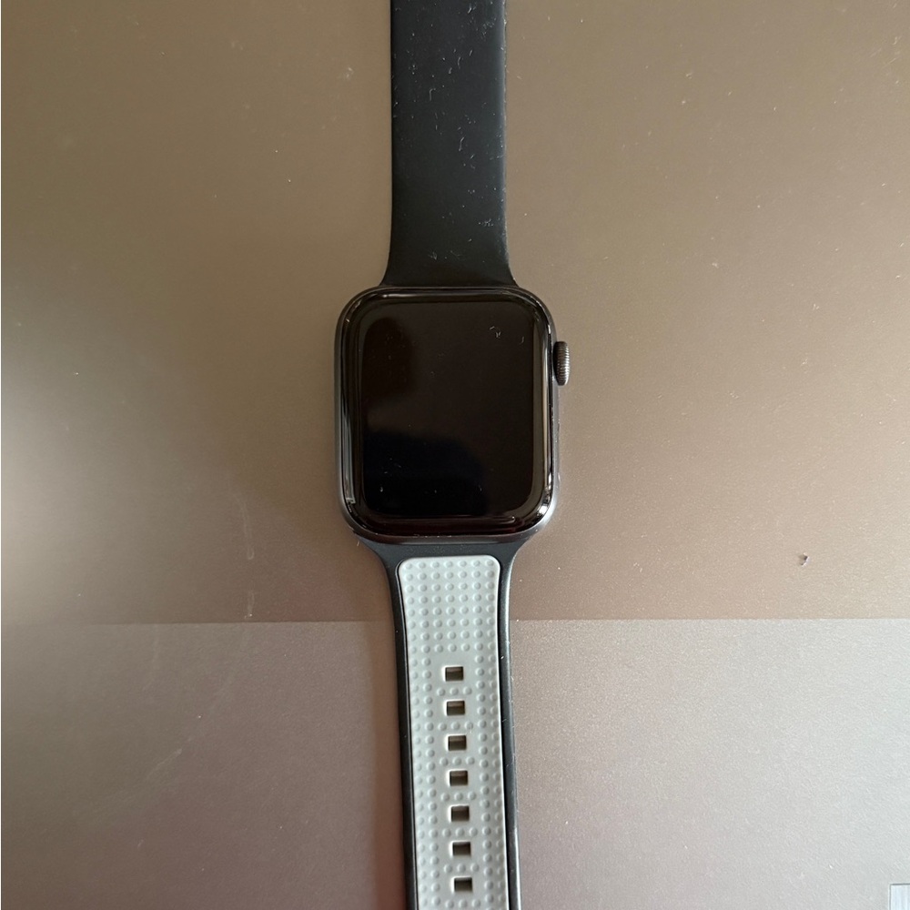 Apple Watch Series 5 with GPS. 44mm. Black and Grey Otterbox Band